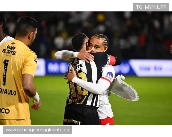 小球迷罕见疾病不屈精神造访桑托斯与内马尔亲密互动温暖人心